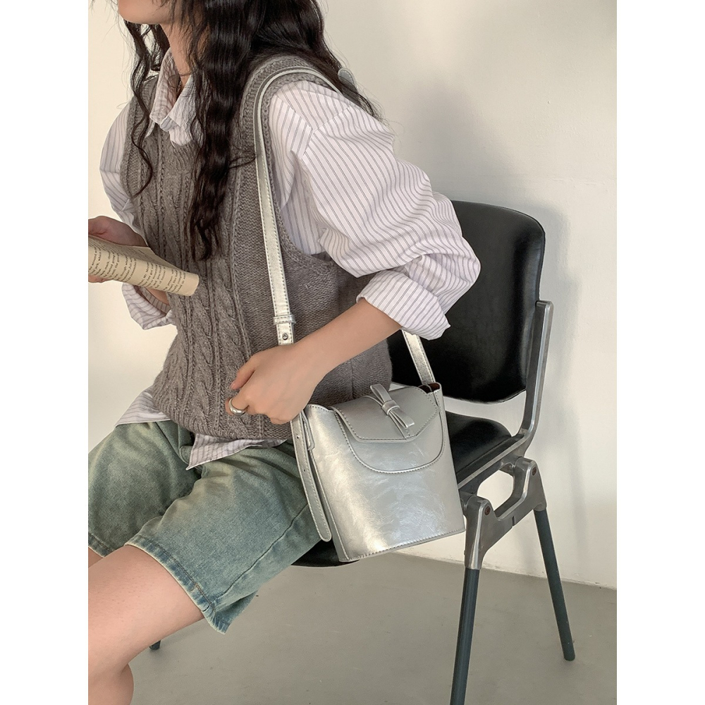 文藝復興的浪漫❁蝴蝶結裝飾∽ LF5820濃濃復古風硬挺精緻感水桶包 斜跨包 單肩包 磁扣包 側背包 水桶包 韓國包-細節圖7