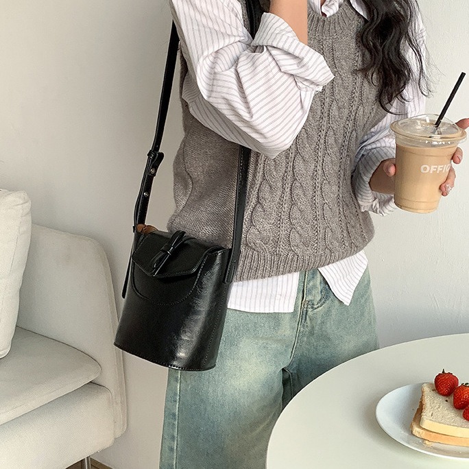 文藝復興的浪漫❁蝴蝶結裝飾∽ LF5820濃濃復古風硬挺精緻感水桶包 斜跨包 單肩包 磁扣包 側背包 水桶包 韓國包-細節圖9