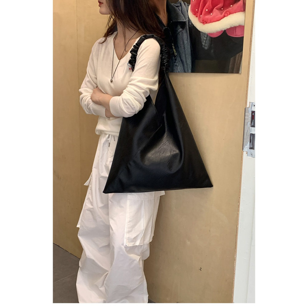 極簡主義者的新歡❖A10018是你們會很喜歡的簡約軟皮單肩托特包 通勤托特包 皺褶設計腋下包 單肩包-細節圖3