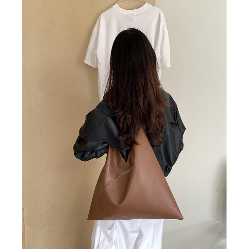 極簡主義者的新歡❖A10018是你們會很喜歡的簡約軟皮單肩托特包 通勤托特包 皺褶設計腋下包 單肩包-細節圖4