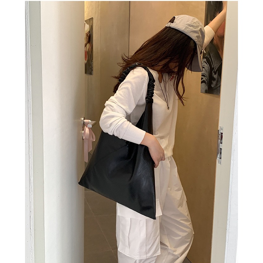 極簡主義者的新歡❖A10018是你們會很喜歡的簡約軟皮單肩托特包 通勤托特包 皺褶設計腋下包 單肩包-細節圖5