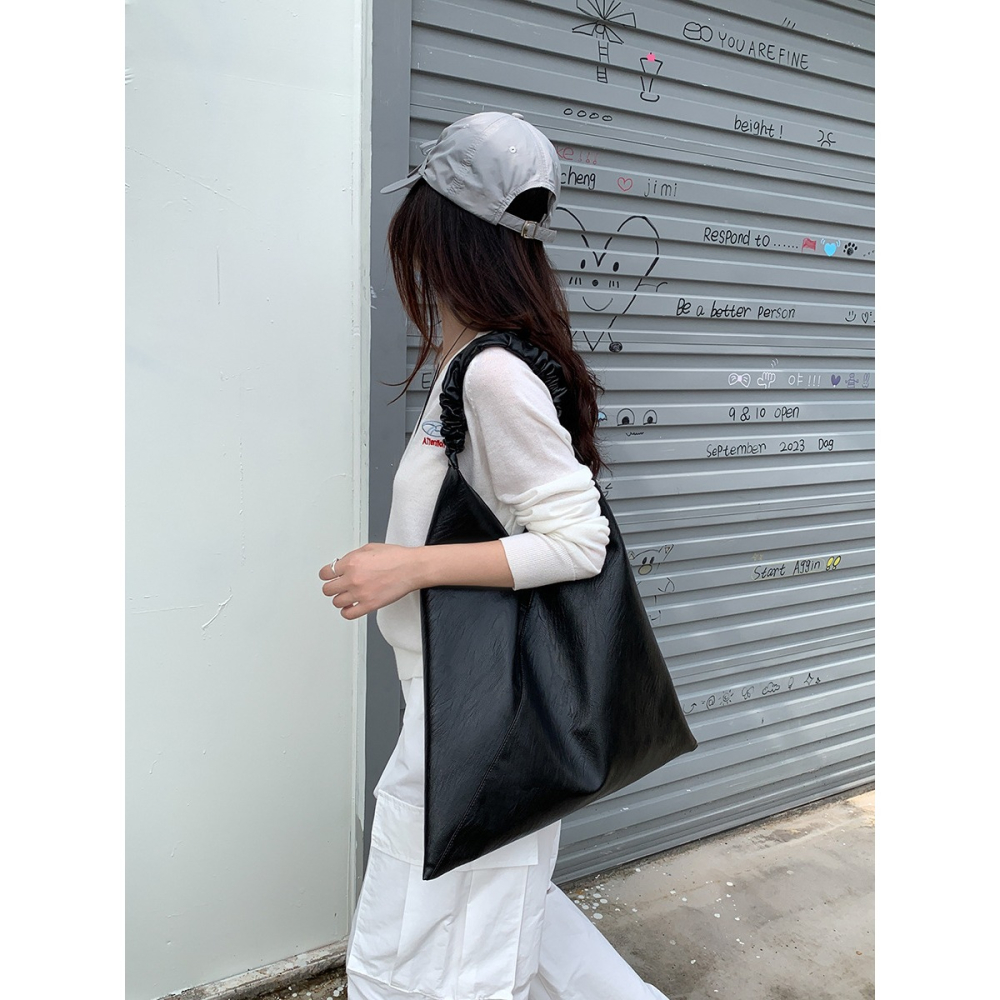 極簡主義者的新歡❖A10018是你們會很喜歡的簡約軟皮單肩托特包 通勤托特包 皺褶設計腋下包 單肩包-細節圖6