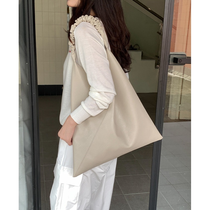 極簡主義者的新歡❖A10018是你們會很喜歡的簡約軟皮單肩托特包 通勤托特包 皺褶設計腋下包 單肩包-細節圖8