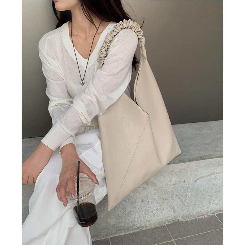 極簡主義者的新歡❖A10018是你們會很喜歡的簡約軟皮單肩托特包 通勤托特包 皺褶設計腋下包 單肩包-細節圖10