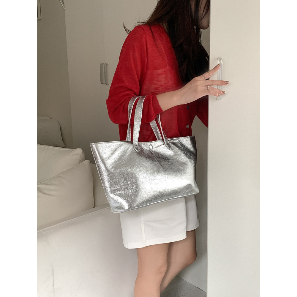 必須入手√時髦2色⥾『U020』特殊材質軟皮亮面大容量通勤托特包 通勤包 托特包 手提包 大容量托特包-細節圖4