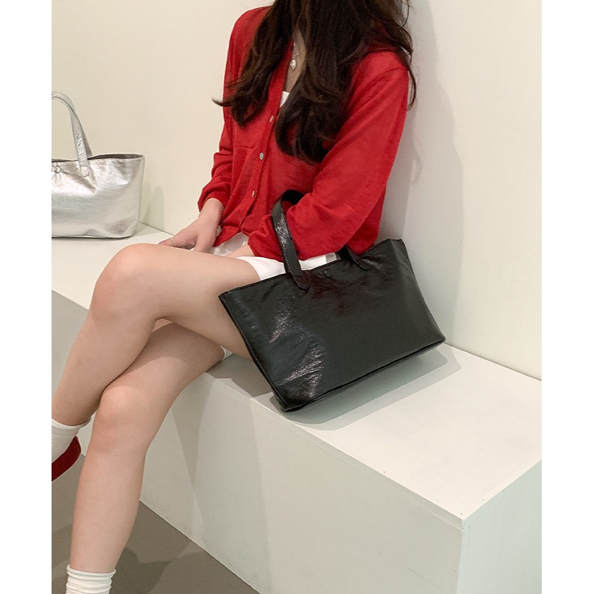 必須入手√時髦2色⥾『U020』特殊材質軟皮亮面大容量通勤托特包 通勤包 托特包 手提包 大容量托特包-細節圖5