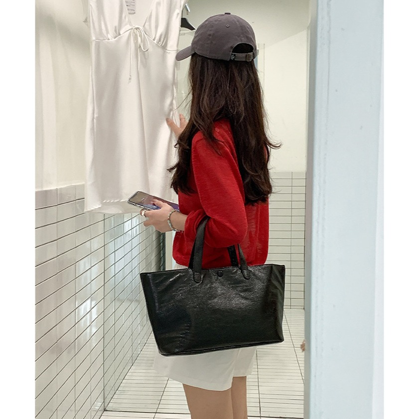 必須入手√時髦2色⥾『U020』特殊材質軟皮亮面大容量通勤托特包 通勤包 托特包 手提包 大容量托特包-細節圖9