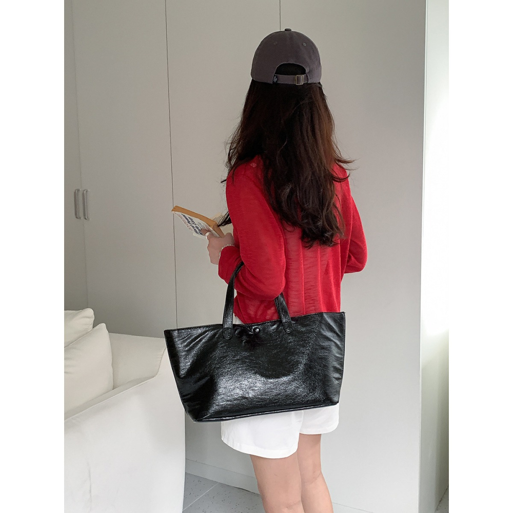 必須入手√時髦2色⥾『U020』特殊材質軟皮亮面大容量通勤托特包 通勤包 托特包 手提包 大容量托特包-細節圖11