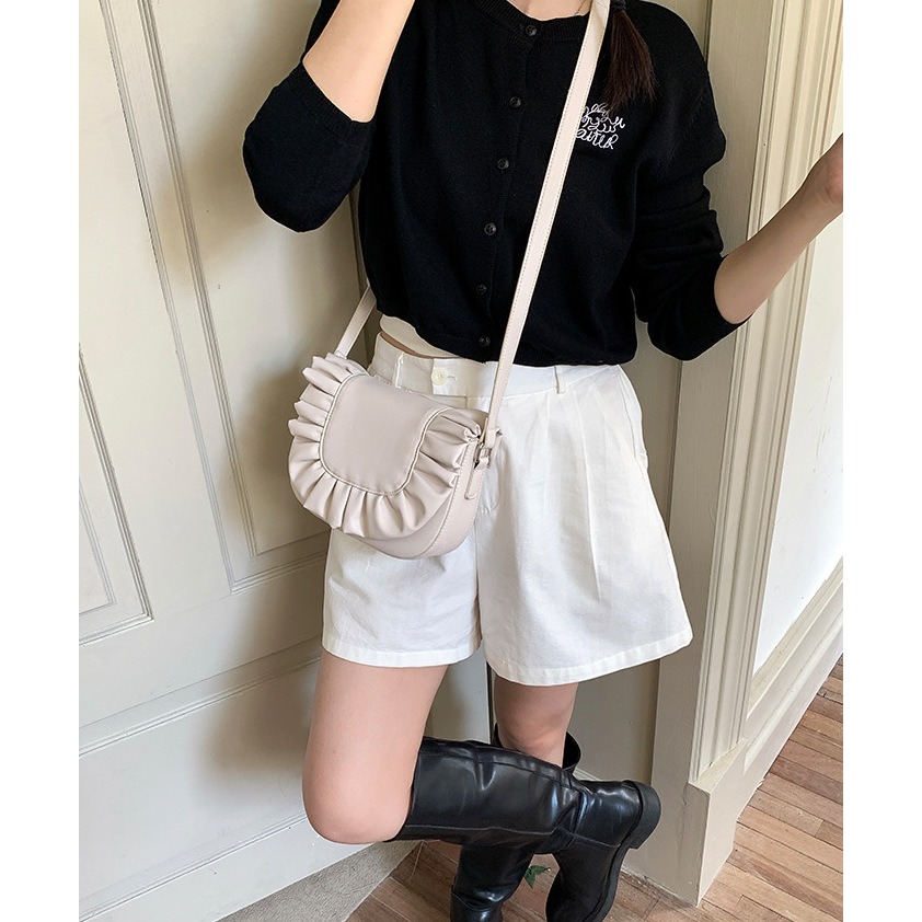 有看過這麼可愛的造型✾小花邊『LF8271』經典花邊皺褶翻蓋皮革方包 皺褶包 磁扣包 小方包 單肩包-細節圖7