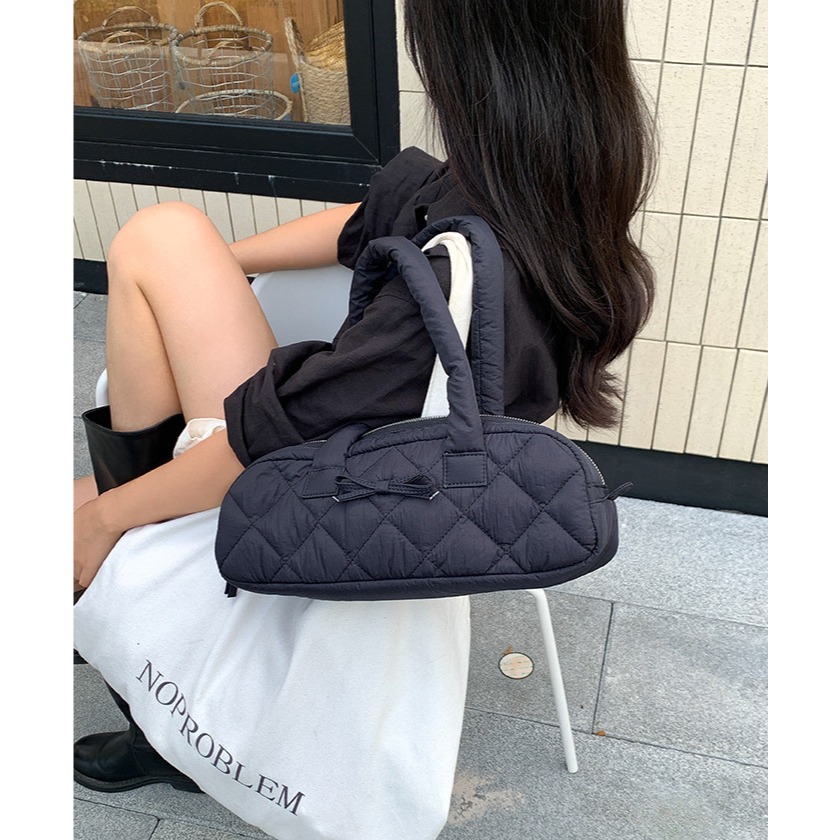 4色必入👏歐膩極推薦♯♯『9071』蝴蝶結菱格雲朵單肩棉服包 通勤凱旋門腋下包 休閒雲朵包 菱格紋包包-細節圖8