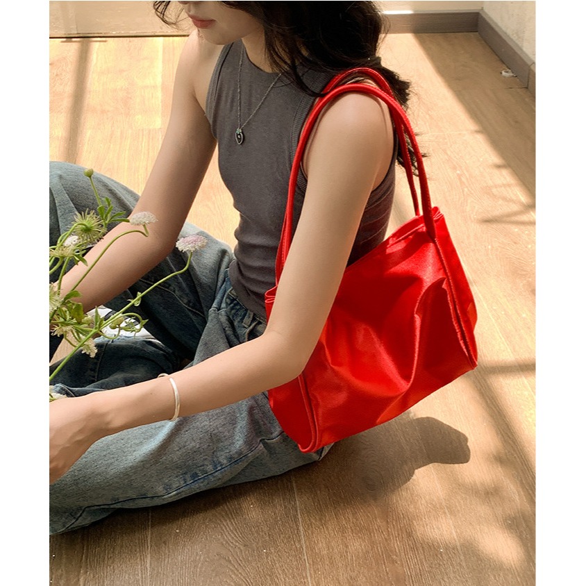 通勤超實用🥂🥂容量大🌱『U836』微珠光亮面尼龍單肩腋下托特包 單肩包 托特包 通勤包 腋下包 高級感包包-細節圖4