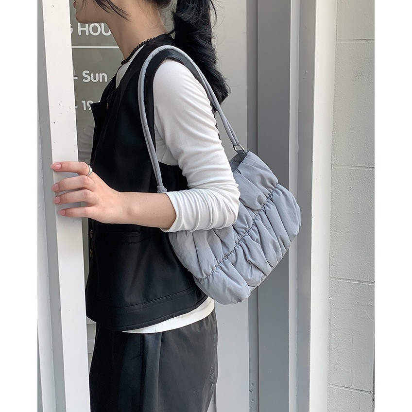 韓劇女主的感覺🍁韓國入秋新品🍂🍂『U317』軟綿新款設計羽絨皺褶棉服包 百搭單肩包 雲朵包 斜跨包 方包-細節圖2