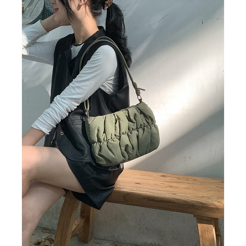 韓劇女主的感覺🍁韓國入秋新品🍂🍂『U317』軟綿新款設計羽絨皺褶棉服包 百搭單肩包 雲朵包 斜跨包 方包-細節圖3