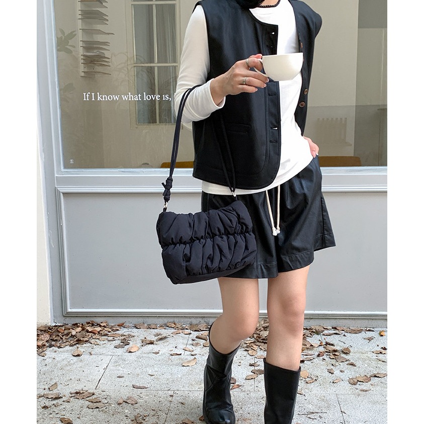 韓劇女主的感覺🍁韓國入秋新品🍂🍂『U317』軟綿新款設計羽絨皺褶棉服包 百搭單肩包 雲朵包 斜跨包 方包-細節圖5