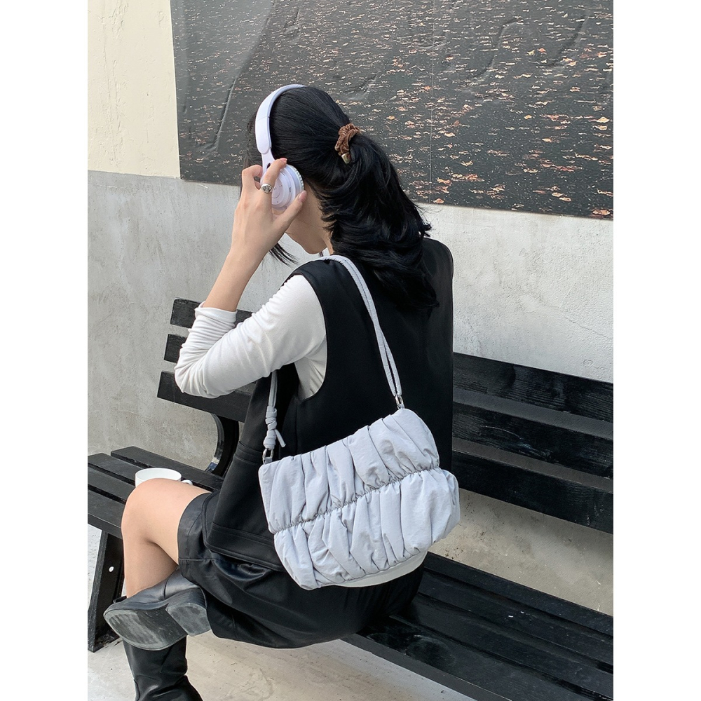 韓劇女主的感覺🍁韓國入秋新品🍂🍂『U317』軟綿新款設計羽絨皺褶棉服包 百搭單肩包 雲朵包 斜跨包 方包-細節圖6