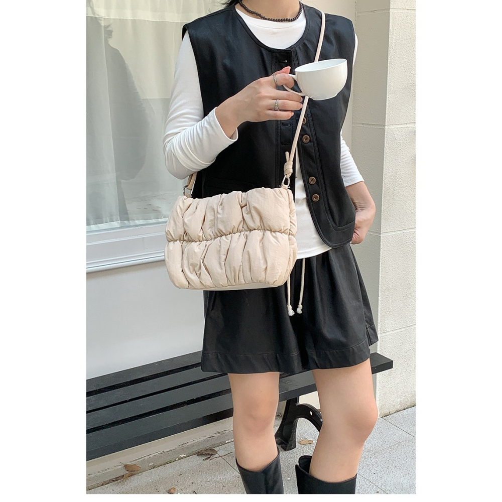 韓劇女主的感覺🍁韓國入秋新品🍂🍂『U317』軟綿新款設計羽絨皺褶棉服包 百搭單肩包 雲朵包 斜跨包 方包-細節圖7