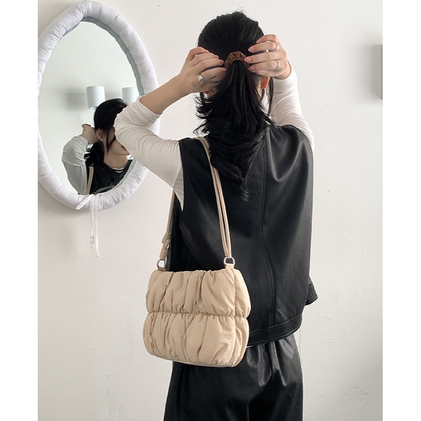 韓劇女主的感覺🍁韓國入秋新品🍂🍂『U317』軟綿新款設計羽絨皺褶棉服包 百搭單肩包 雲朵包 斜跨包 方包-細節圖8