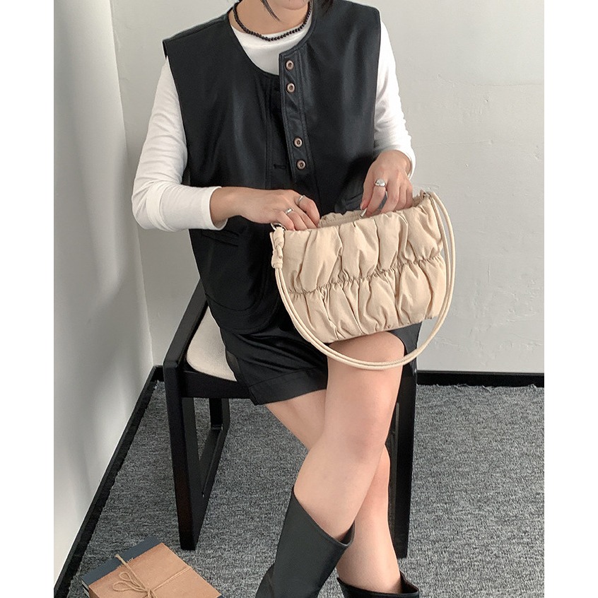 韓劇女主的感覺🍁韓國入秋新品🍂🍂『U317』軟綿新款設計羽絨皺褶棉服包 百搭單肩包 雲朵包 斜跨包 方包-細節圖9