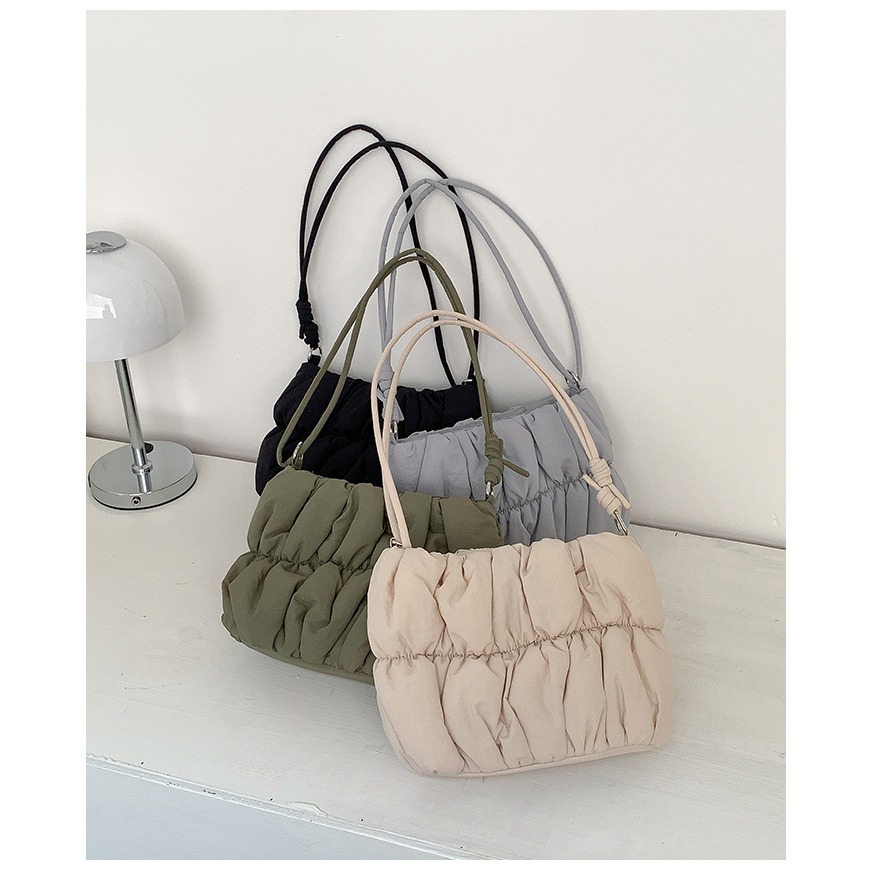 韓劇女主的感覺🍁韓國入秋新品🍂🍂『U317』軟綿新款設計羽絨皺褶棉服包 百搭單肩包 雲朵包 斜跨包 方包-細節圖10