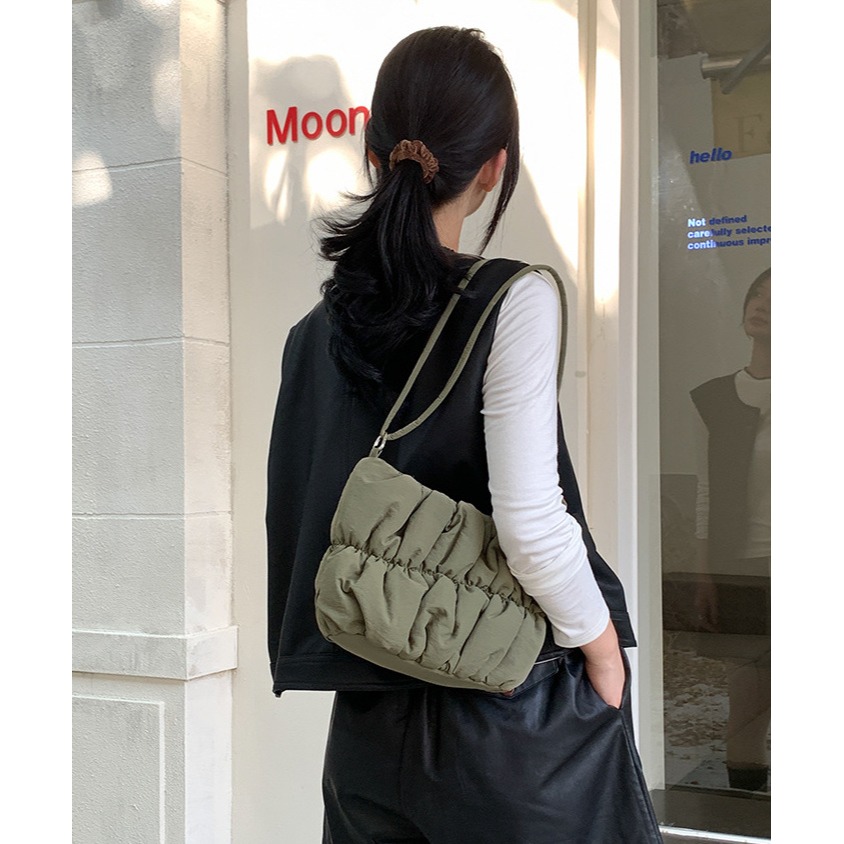 韓劇女主的感覺🍁韓國入秋新品🍂🍂『U317』軟綿新款設計羽絨皺褶棉服包 百搭單肩包 雲朵包 斜跨包 方包-細節圖11