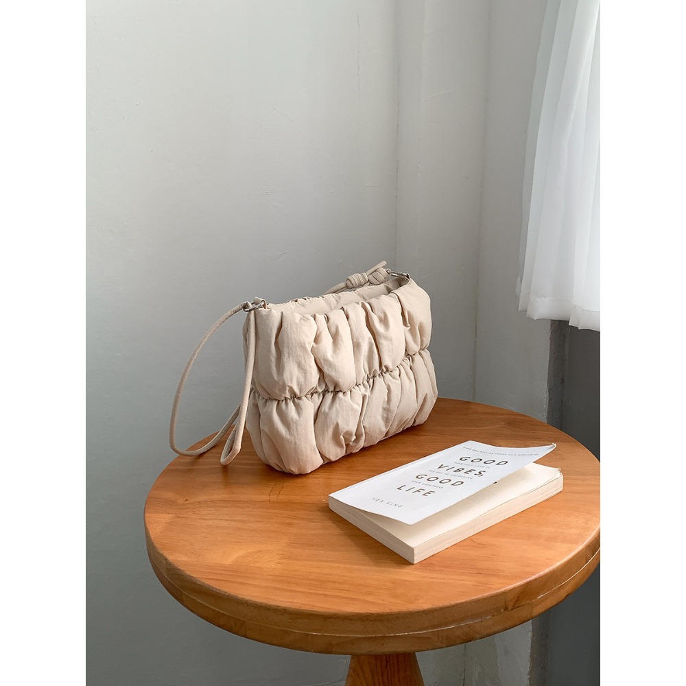 韓劇女主的感覺🍁韓國入秋新品🍂🍂『U317』軟綿新款設計羽絨皺褶棉服包 百搭單肩包 雲朵包 斜跨包 方包-規格圖11