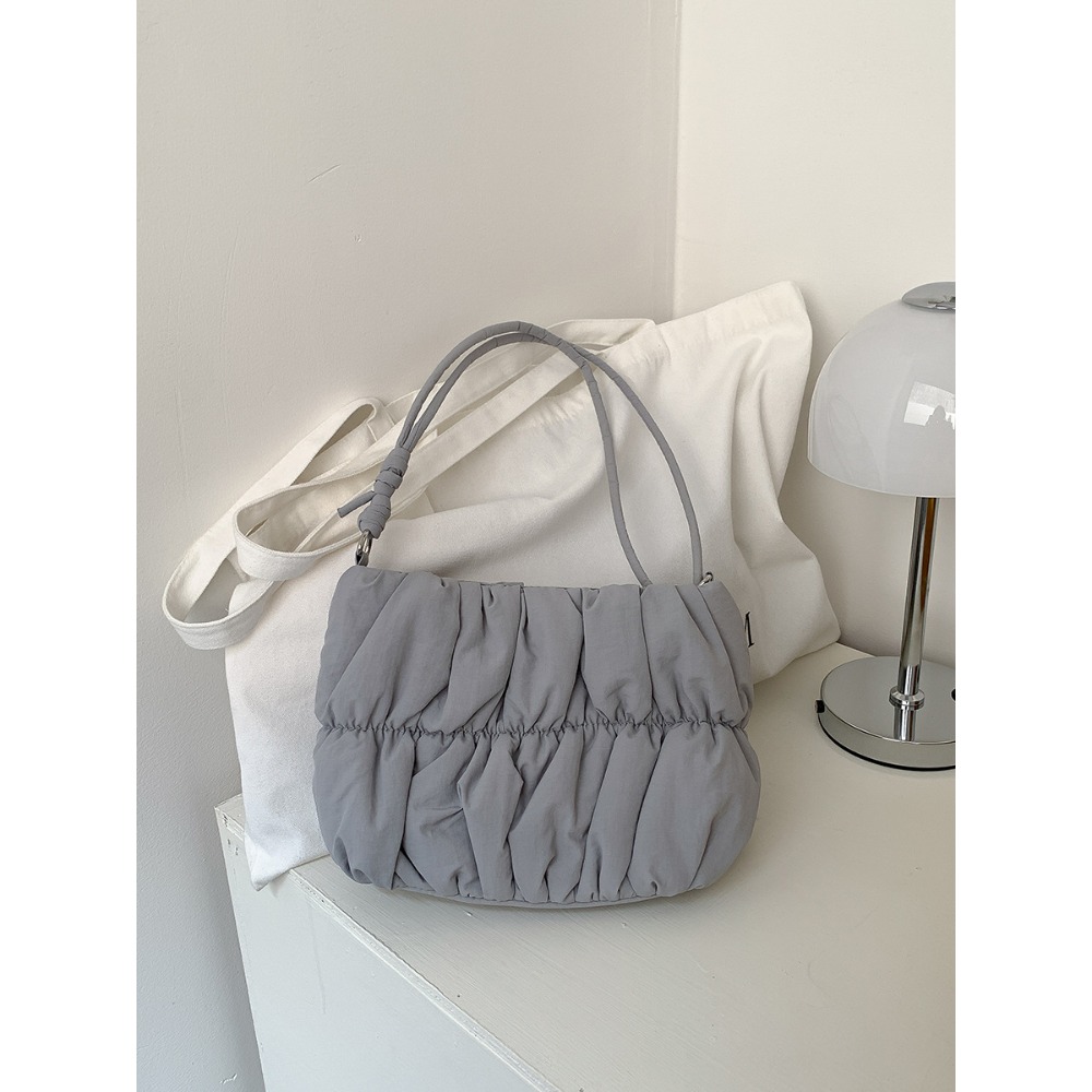 韓劇女主的感覺🍁韓國入秋新品🍂🍂『U317』軟綿新款設計羽絨皺褶棉服包 百搭單肩包 雲朵包 斜跨包 方包-規格圖11