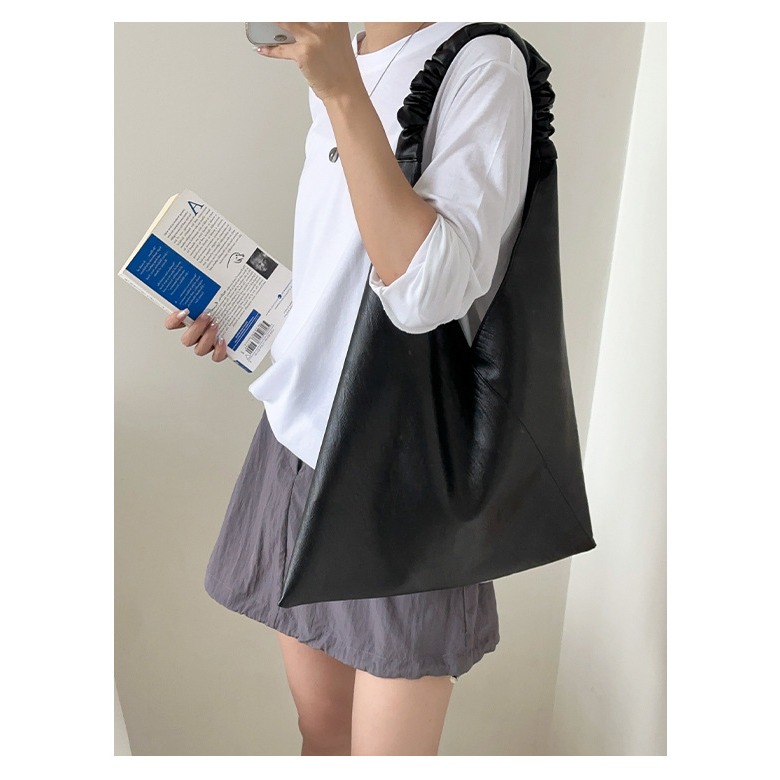 2024秋新款🍂🍂『A10018』復古單肩大包包 大容量休閒極簡風 小眾上班通勤托特包 托特包 腋下包 三角形包包-細節圖2