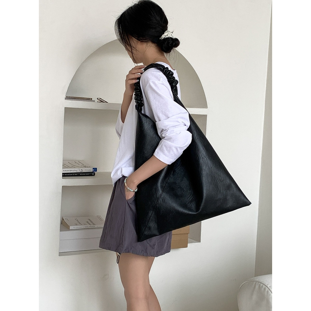 2024秋新款🍂🍂『A10018』復古單肩大包包 大容量休閒極簡風 小眾上班通勤托特包 托特包 腋下包 三角形包包-細節圖3