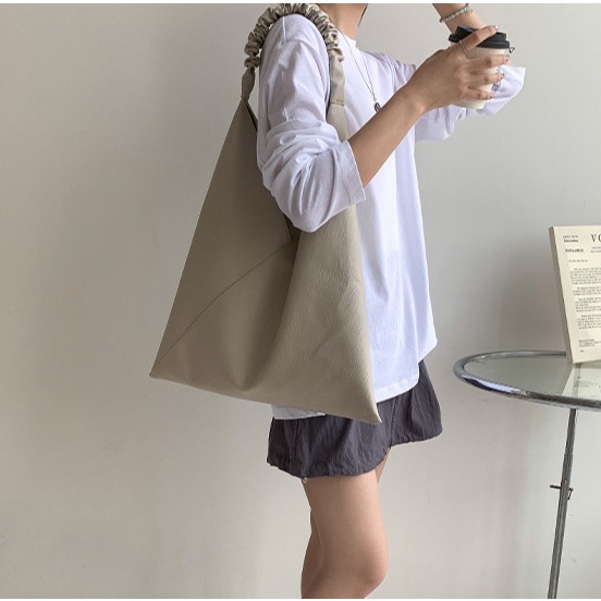 2024秋新款🍂🍂『A10018』復古單肩大包包 大容量休閒極簡風 小眾上班通勤托特包 托特包 腋下包 三角形包包-細節圖5