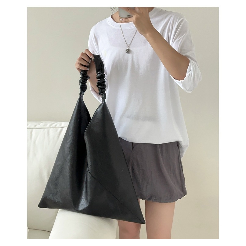 2024秋新款🍂🍂『A10018』復古單肩大包包 大容量休閒極簡風 小眾上班通勤托特包 托特包 腋下包 三角形包包-細節圖6