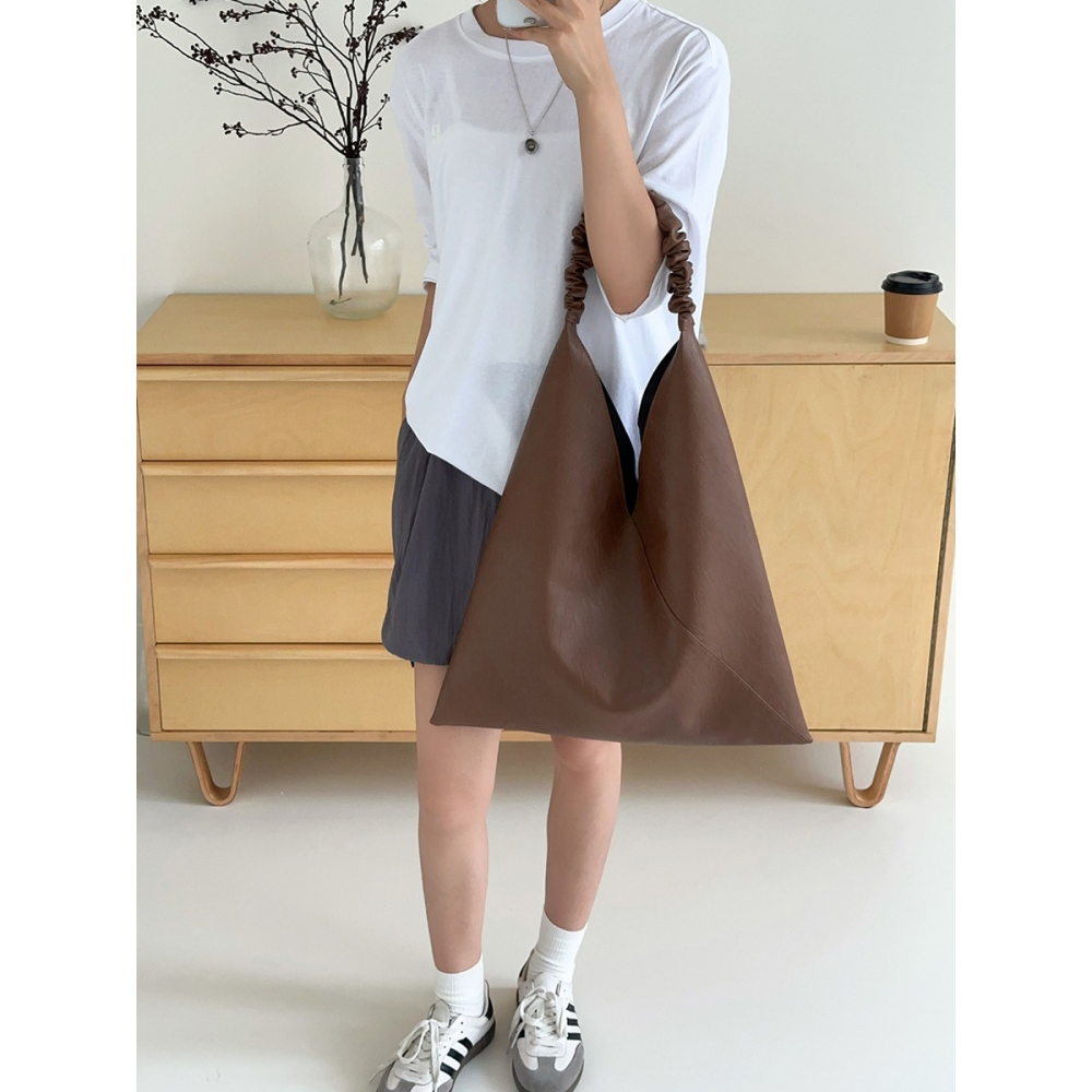 2024秋新款🍂🍂『A10018』復古單肩大包包 大容量休閒極簡風 小眾上班通勤托特包 托特包 腋下包 三角形包包-細節圖7