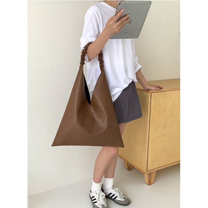 2024秋新款🍂🍂『A10018』復古單肩大包包 大容量休閒極簡風 小眾上班通勤托特包 托特包 腋下包 三角形包包-細節圖9