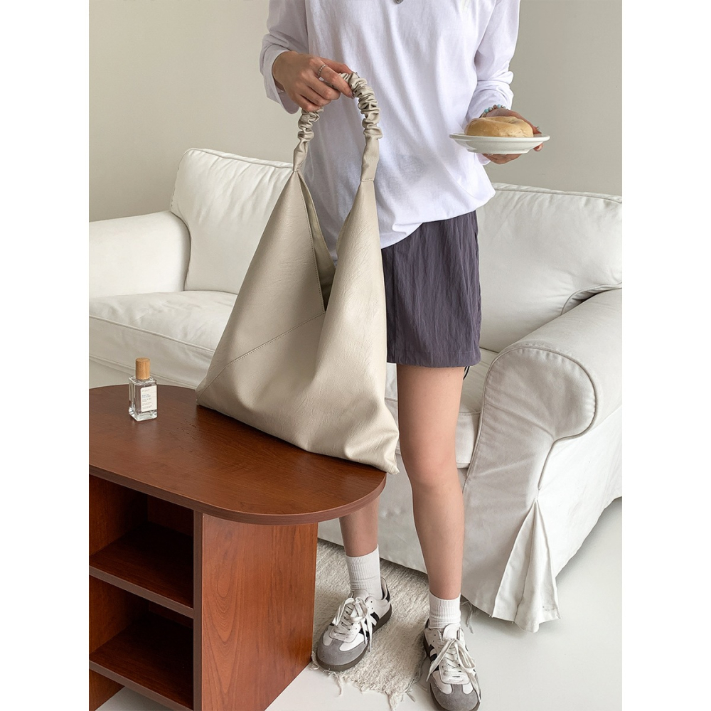 2024秋新款🍂🍂『A10018』復古單肩大包包 大容量休閒極簡風 小眾上班通勤托特包 托特包 腋下包 三角形包包-細節圖11