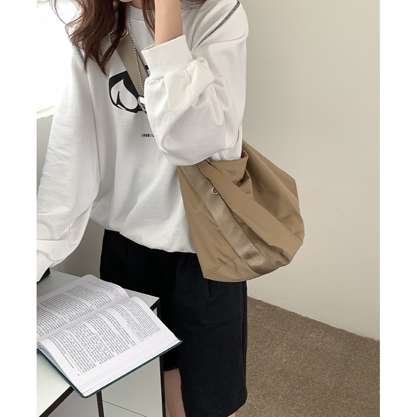 質感車縫線➻大容量水餃包｜F10025｜休閒3色尼龍斜挎水餃包 餃子包包 大容量休閒尼龍斜跨包 百搭單肩包 尼龍包-細節圖2