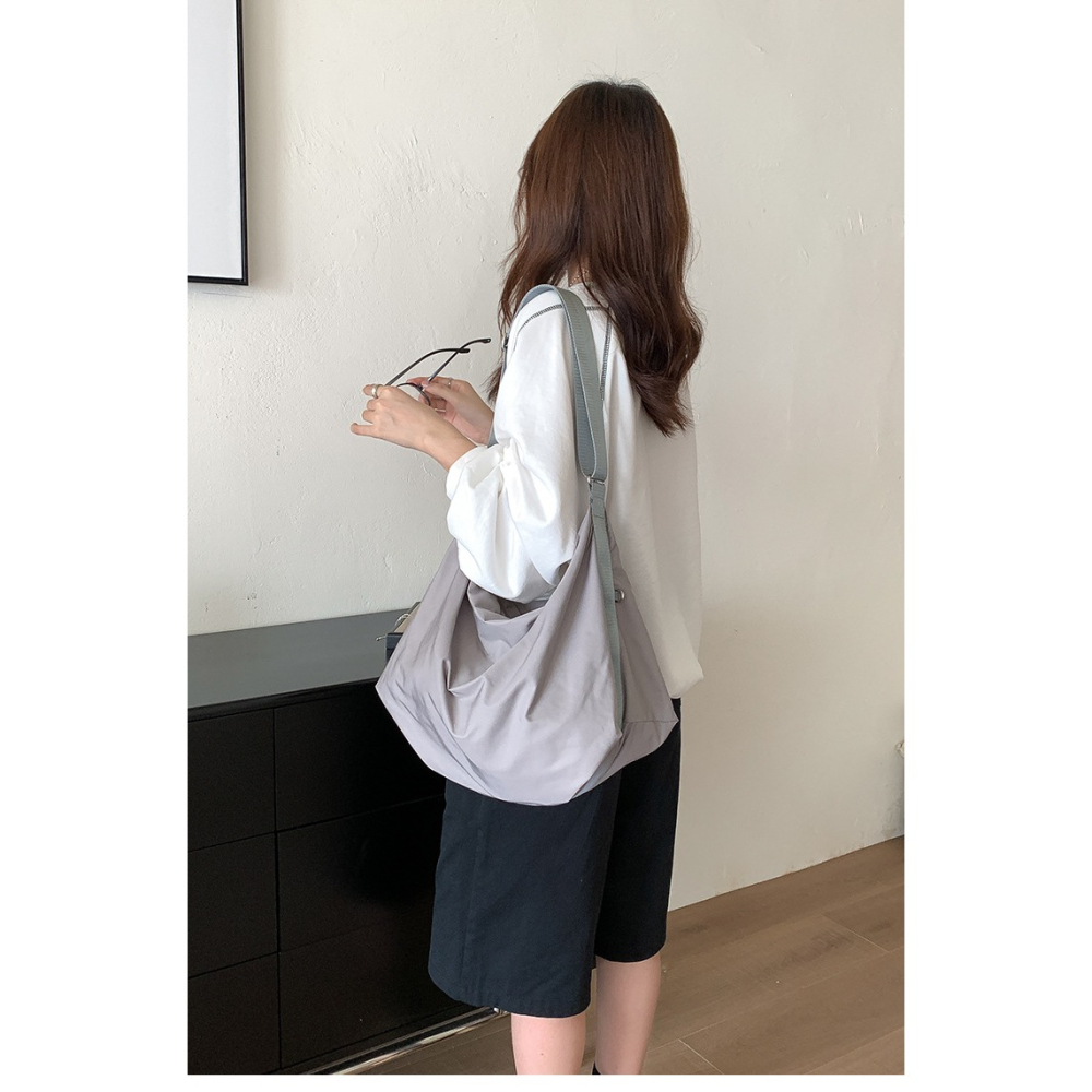 質感車縫線➻大容量水餃包｜F10025｜休閒3色尼龍斜挎水餃包 餃子包包 大容量休閒尼龍斜跨包 百搭單肩包 尼龍包-細節圖3