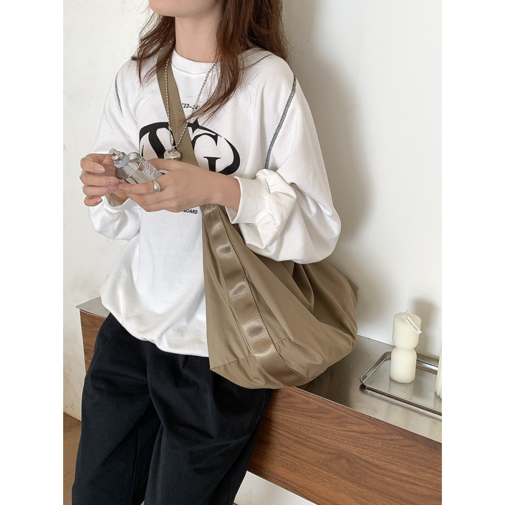 質感車縫線➻大容量水餃包｜F10025｜休閒3色尼龍斜挎水餃包 餃子包包 大容量休閒尼龍斜跨包 百搭單肩包 尼龍包-細節圖9