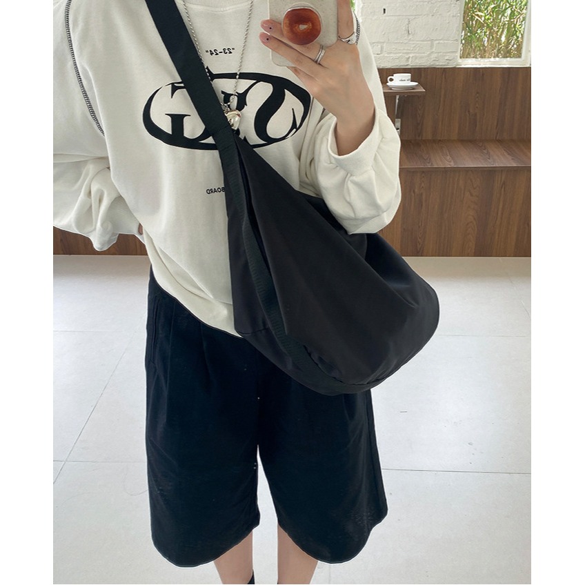 質感車縫線➻大容量水餃包｜F10025｜休閒3色尼龍斜挎水餃包 餃子包包 大容量休閒尼龍斜跨包 百搭單肩包 尼龍包-細節圖10