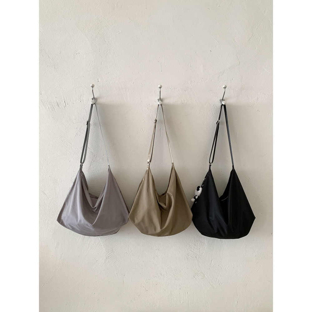 質感車縫線➻大容量水餃包｜F10025｜休閒3色尼龍斜挎水餃包 餃子包包 大容量休閒尼龍斜跨包 百搭單肩包 尼龍包-細節圖11