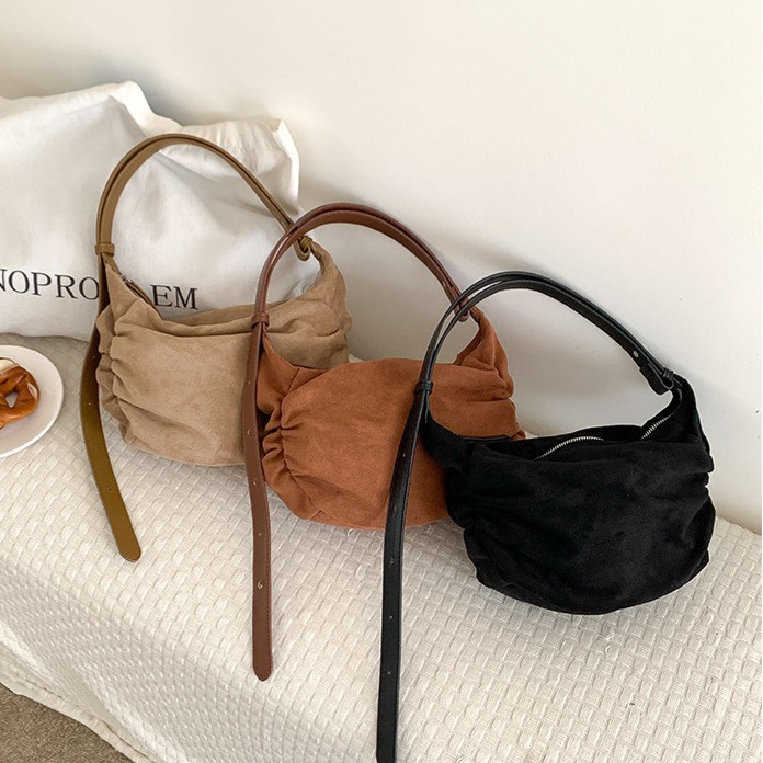 韓國獨家皺褶設計🛵🛵可側背｜U021｜容量適中側皺復古餃子包 水餃包 腋下包 皺褶包 休閒斜跨包 韓國包包-細節圖4