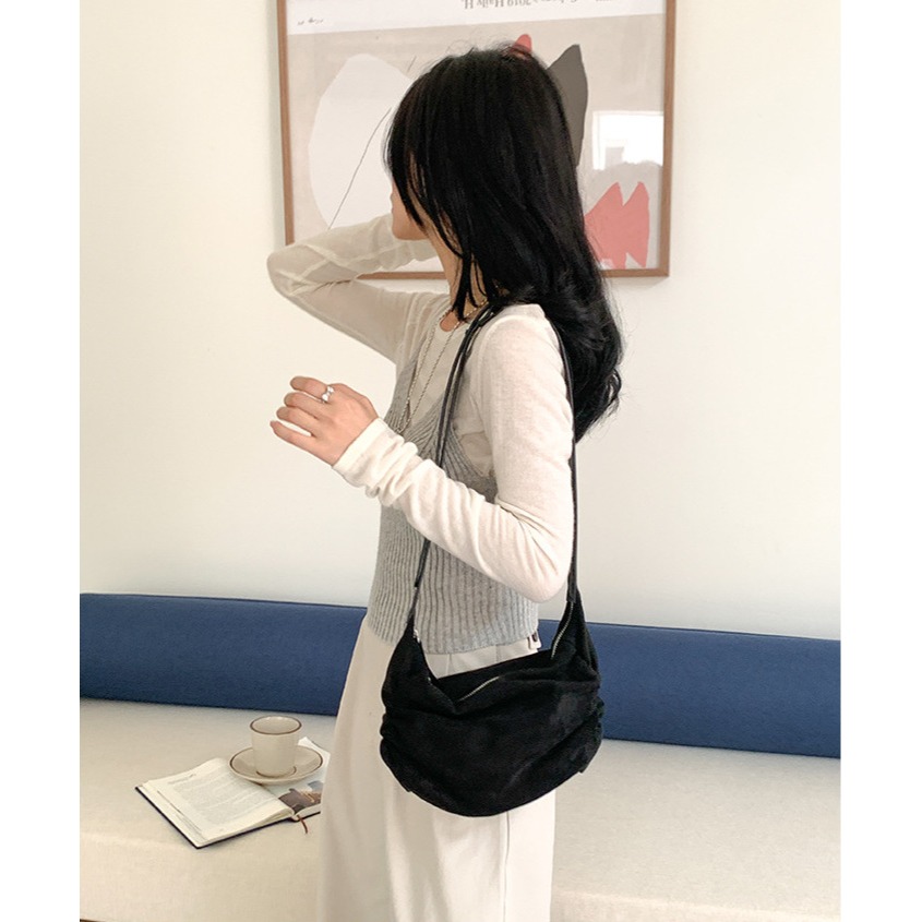 韓國獨家皺褶設計🛵🛵可側背｜U021｜容量適中側皺復古餃子包 水餃包 腋下包 皺褶包 休閒斜跨包 韓國包包-細節圖7