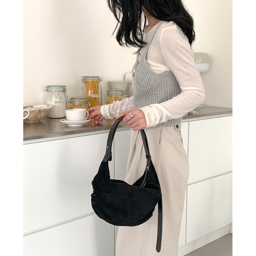 韓國獨家皺褶設計🛵🛵可側背｜U021｜容量適中側皺復古餃子包 水餃包 腋下包 皺褶包 休閒斜跨包 韓國包包-細節圖8