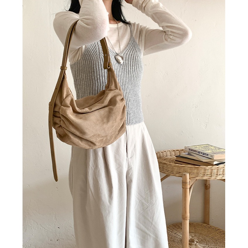 韓國獨家皺褶設計🛵🛵可側背｜U021｜容量適中側皺復古餃子包 水餃包 腋下包 皺褶包 休閒斜跨包 韓國包包-細節圖10