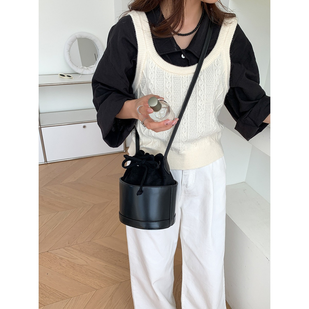 絨面與皮革的完美結合⇝✬｜F101｜秋季新款復古束口抽繩圓筒包 絨面水桶包 皮革側背包 簡約小眾單肩包 斜跨包-細節圖3