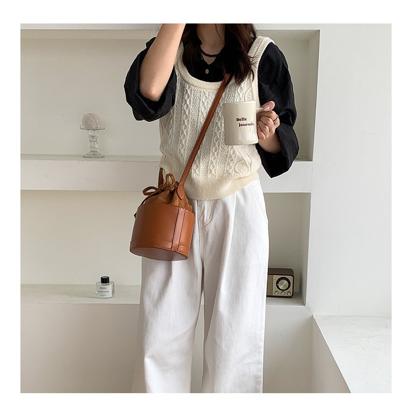 絨面與皮革的完美結合⇝✬｜F101｜秋季新款復古束口抽繩圓筒包 絨面水桶包 皮革側背包 簡約小眾單肩包 斜跨包-細節圖4