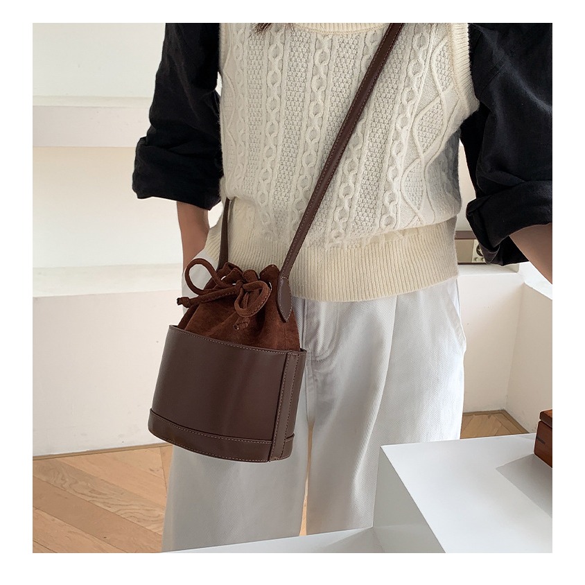 絨面與皮革的完美結合⇝✬｜F101｜秋季新款復古束口抽繩圓筒包 絨面水桶包 皮革側背包 簡約小眾單肩包 斜跨包-細節圖5