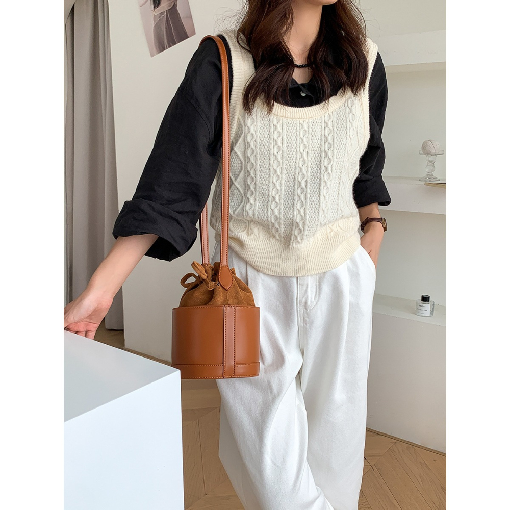 絨面與皮革的完美結合⇝✬｜F101｜秋季新款復古束口抽繩圓筒包 絨面水桶包 皮革側背包 簡約小眾單肩包 斜跨包-細節圖6