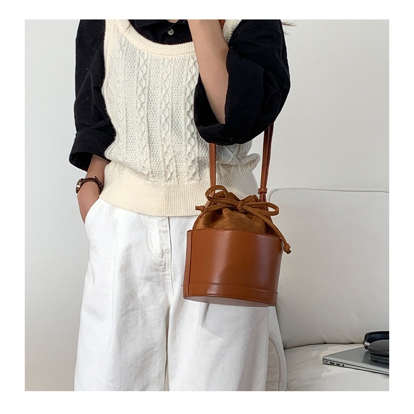 絨面與皮革的完美結合⇝✬｜F101｜秋季新款復古束口抽繩圓筒包 絨面水桶包 皮革側背包 簡約小眾單肩包 斜跨包-細節圖7