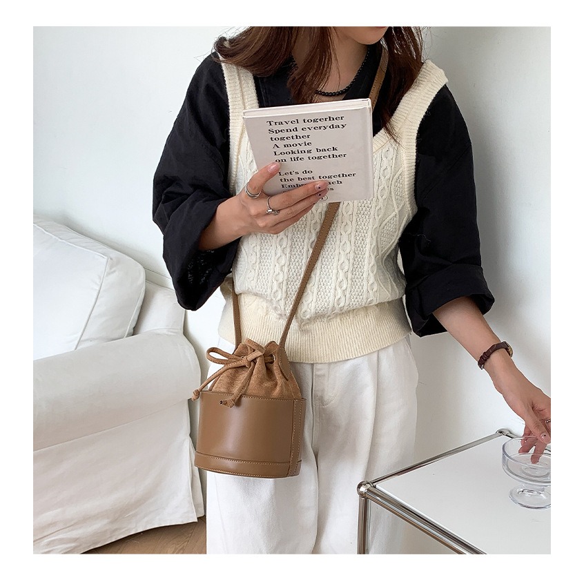 絨面與皮革的完美結合⇝✬｜F101｜秋季新款復古束口抽繩圓筒包 絨面水桶包 皮革側背包 簡約小眾單肩包 斜跨包-細節圖8