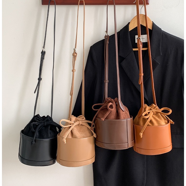 絨面與皮革的完美結合⇝✬｜F101｜秋季新款復古束口抽繩圓筒包 絨面水桶包 皮革側背包 簡約小眾單肩包 斜跨包-細節圖9