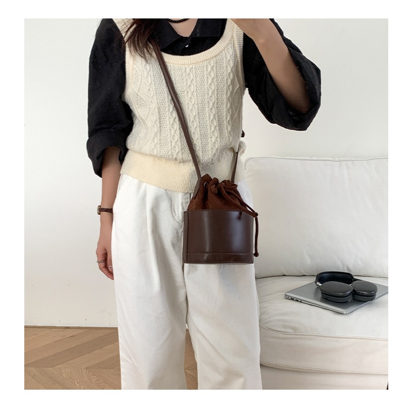絨面與皮革的完美結合⇝✬｜F101｜秋季新款復古束口抽繩圓筒包 絨面水桶包 皮革側背包 簡約小眾單肩包 斜跨包-細節圖11